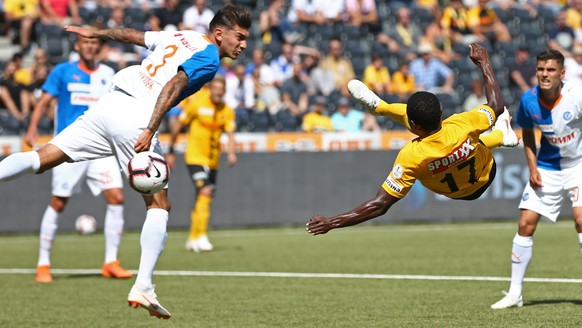 YBs Roger Assale, rechts, gegen Grasshopper Jean-Pierre Rhyner links, beim Fussballspiel der Super League, Berner Young Boys gegen Grasshopper Club Zuerich, am Sonntag, 22. Juli 2018, im Stade de Suis ...