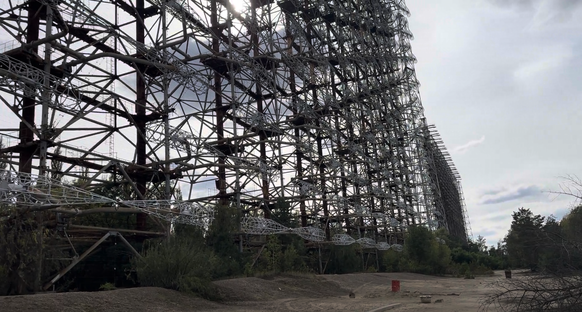 (Screenshot eines watson-Videos)

An einer Stelle sehen wir Duga in der Ferne auftauchen, jene Anlage, die 150 Meter hoch und 700 Meter breit ist. Meinen Berechnungen zufolge könnte die Titanic sechsm ...