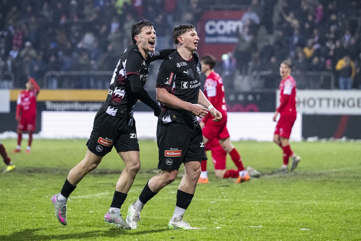 Alessandro Vogt (SG), rechts, jubelt nach seinem Tor zum 0:4 mit Hugo Vandermersch (SG), links, im Fussball Meisterschaftsspiel der Swiss Super League zwischen dem FC Winterthur (FCW) und dem FC St.Ga ...
