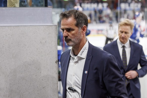 ZSC Lions Sportchef Sven Leuenberger auf dem Weg in die Garderobe nach seinem Coachingeinsatz im Eishockey-Meisterschaftsspiel der National League zwischen den ZSC Lions und den SC Rapperswil-Jona Lak ...