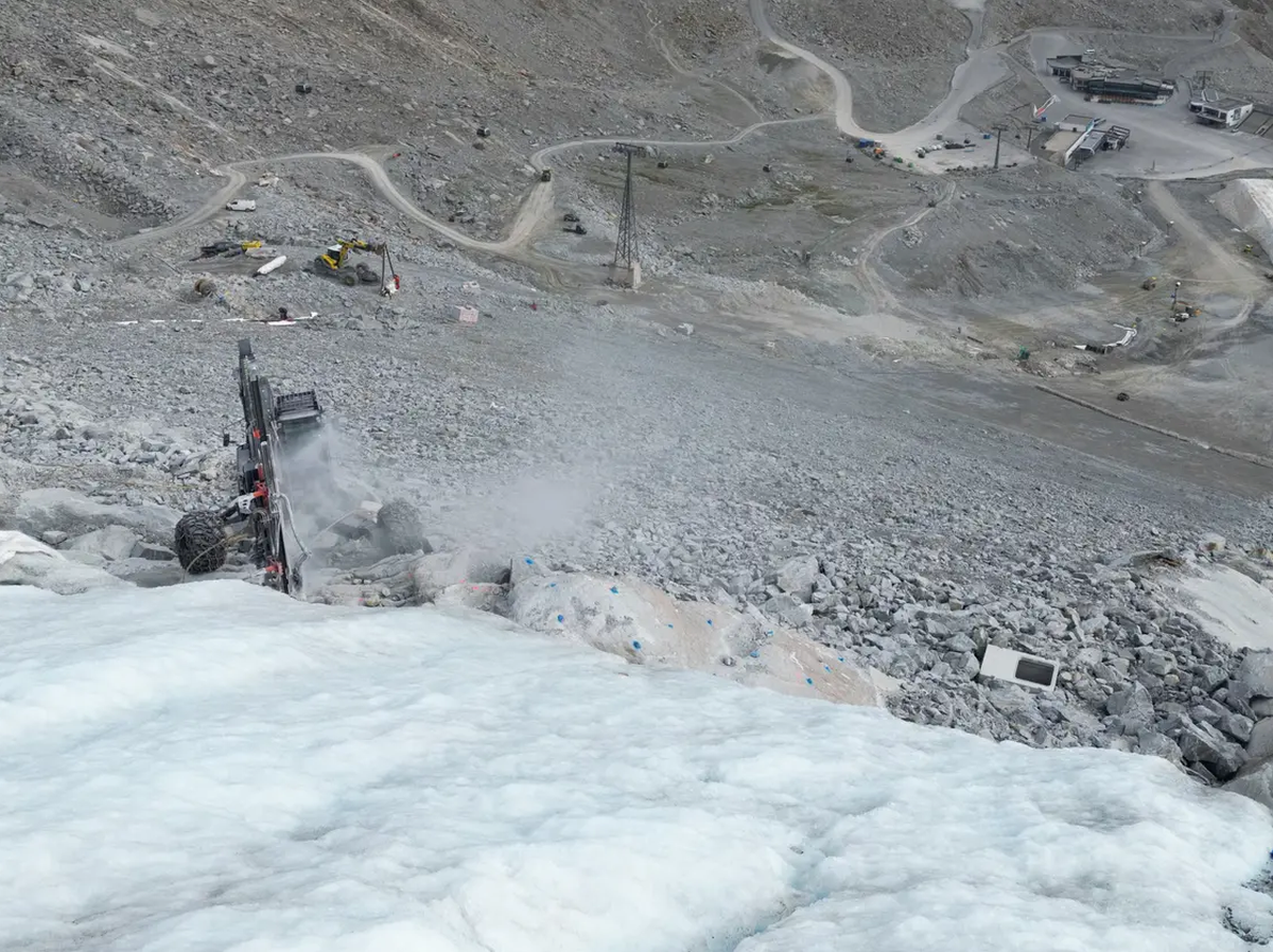 Eingriffe am Eis des Gletschers in Sölden? Greenpeace will das mit Fotos belegen.