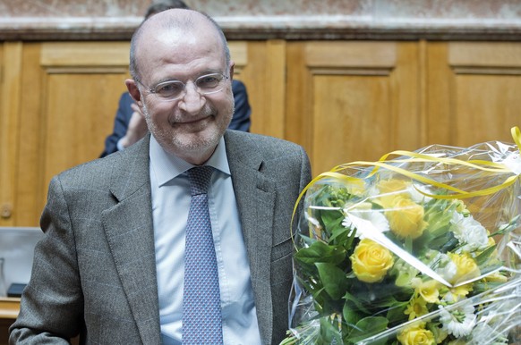 Fulvio Pelli (FDP/TI) verabschiedet sich mit Blumenstrauss aus dem Eidgenoessischen Parlament nach Ende der Beratungen am Donnerstag, 6. Maerz 2014, im Nationalrat in Bern. (KEYSTONE/Lukas Lehmann)