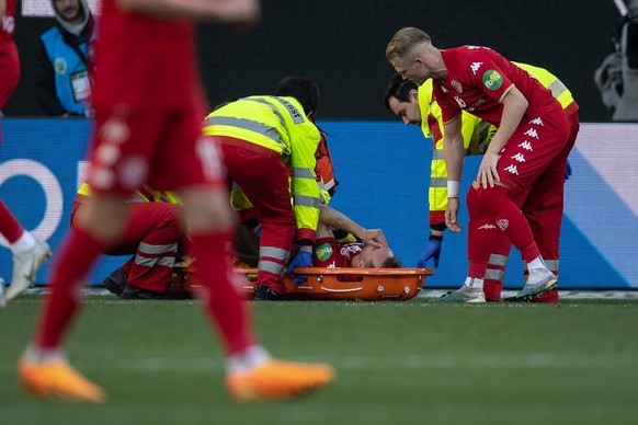 30.04.2023, Niedersachsen, Wolfsburg: Fu�ball: Bundesliga, VfL Wolfsburg - FSV Mainz 05, 30. Spieltag, Volkswagen Arena. Der Mainzer Silvan Widmer wird verletzt versorgt. Foto: Swen Pf�rtner/dpa - WIC ...