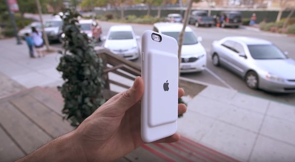 Weil im ultradünnen iPhone 7 kein grosser Akku Platz gefunden hat, verkauft Apple diese Akku-Hülle als Zubehör – statt das iPhone einfach einen Millimeter dicker zu machen.