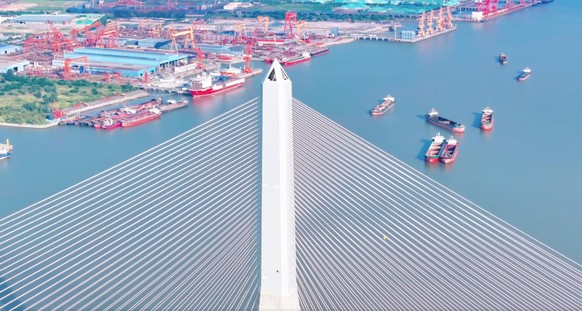 Der Turm der Changtai Yangtze River Bridge in der ostchinesischen Provinz Jiangsu (längste Schrägseilbrücke der Welt)