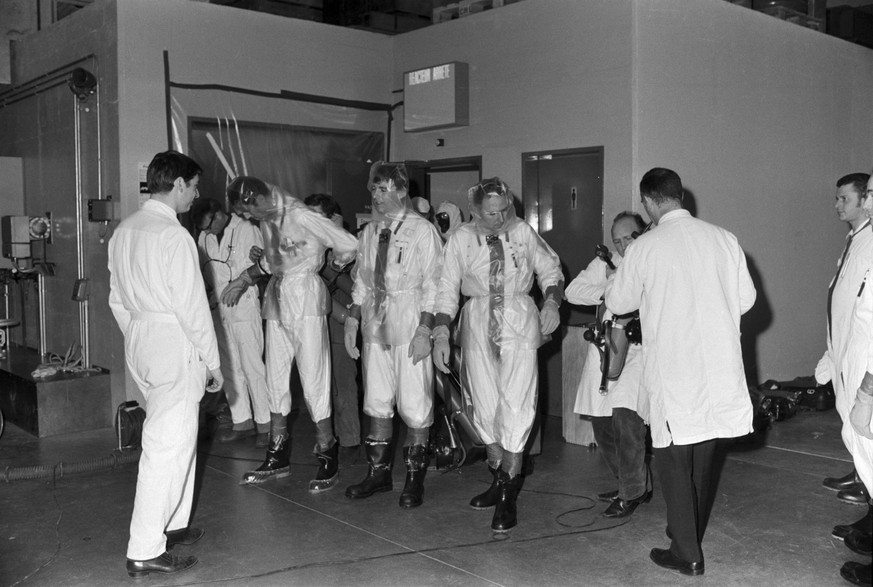 Eine Equipe des Betriebspersonals mit Strahlenschutzausrüstung betritt nach dem Reaktorunfall die Reaktorkaverne Lucens, aufgenommen am 29. Januar 1969.