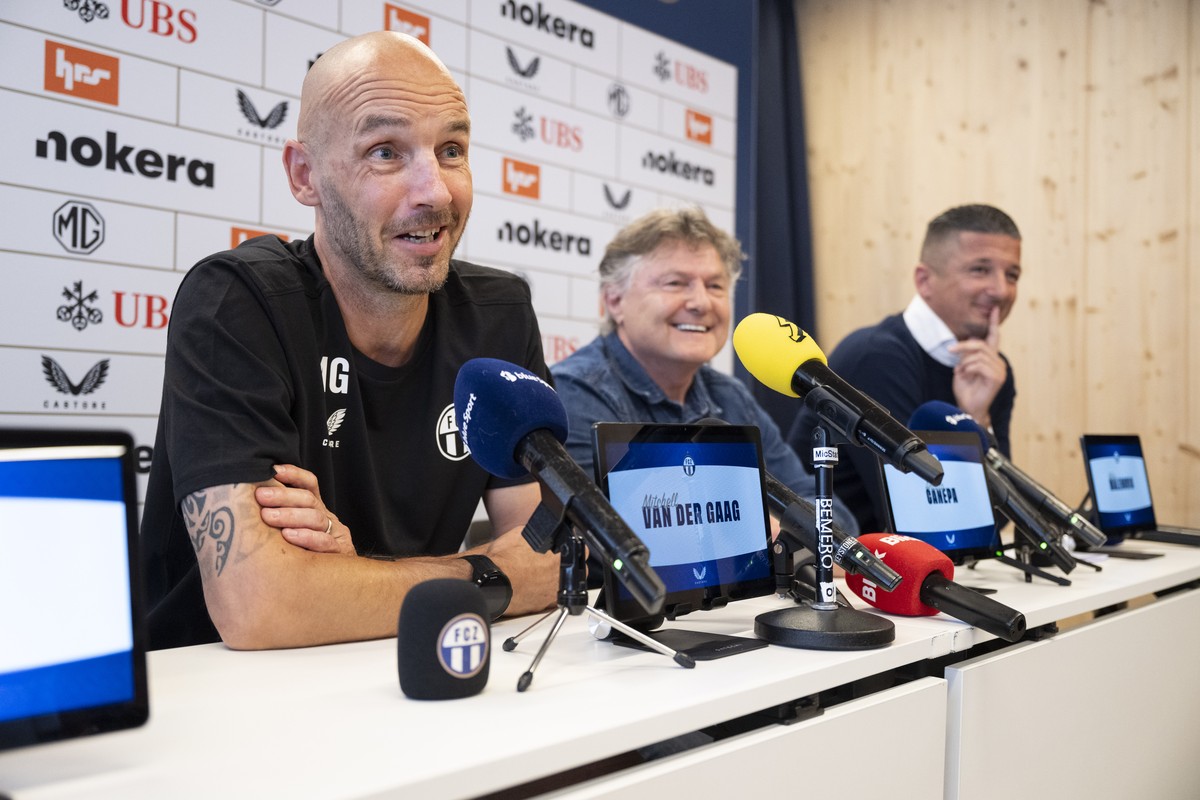 FCZ Cheftrainer Mitchell van der Gaag, von links, spricht neben Praesident Ancillo Canepa und Sportchef Milos Malenovic an seiner ersten Pressekonferenz vom FC Zuerich, aufgenommen am Montag, 16. Juni ...