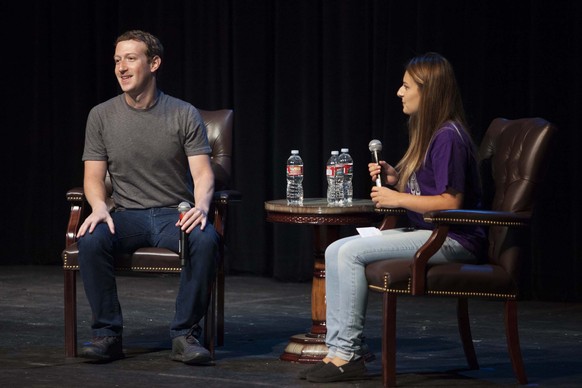 Facebook-Chef Marc Zuckerberg diskutiert an der Sequoia High School mit Studenten. 