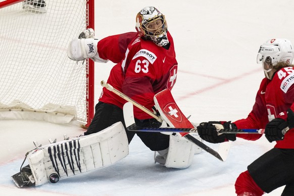 epa11363449 Switzerland&#039;s Goalkeeper Leonardo Genoni in action during the IIHF Ice Hockey World Championship 2024 quarter-finals match of Switzerland against Germany, in Ostrava Czech Republic, 2 ...