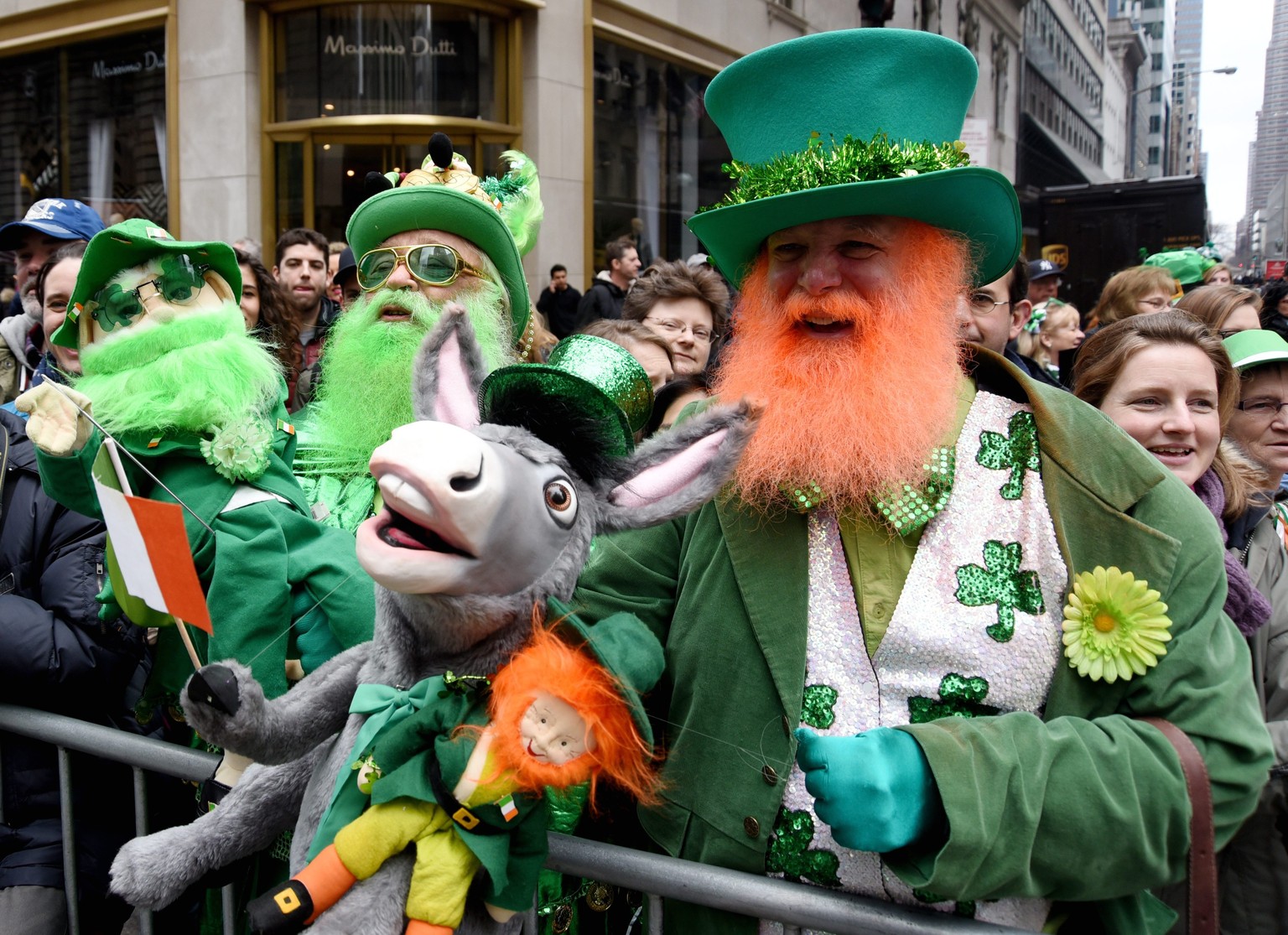 epa04666757 Spectators along the route cheer marchers in the St. Patrick&#039;s Day parade in New York, New York, USA, 17 March 2015. The parade, which honors the Patron Saint of Ireland and the Archd ...