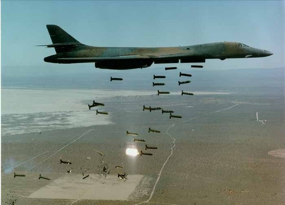 Ein US-amerikanischer B-1-Bomber wirft Cluster-Bomben ab.