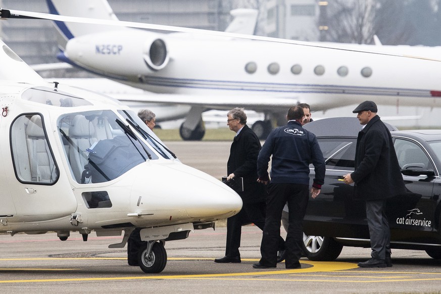 Der US-amerikanischer Unternehmer Bill Gates steigt auf dem Rollfeld des Flughafens in Zuerich in einen Helikopter zum WEF, aufgenommen am Dienstag, 22. Januar 2019, in Ruemlang (KEYSTONE/Ennio Leanza ...