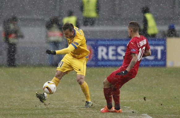 epa05042858 Carlos Eduardo (R) of Rubin in action against Elsad Zverotic (L) of Sion during UEFA Europa League Group B soccer match between Rubin Kazan and FC Sion at the Kazan Arena stadium in Kazan, ...