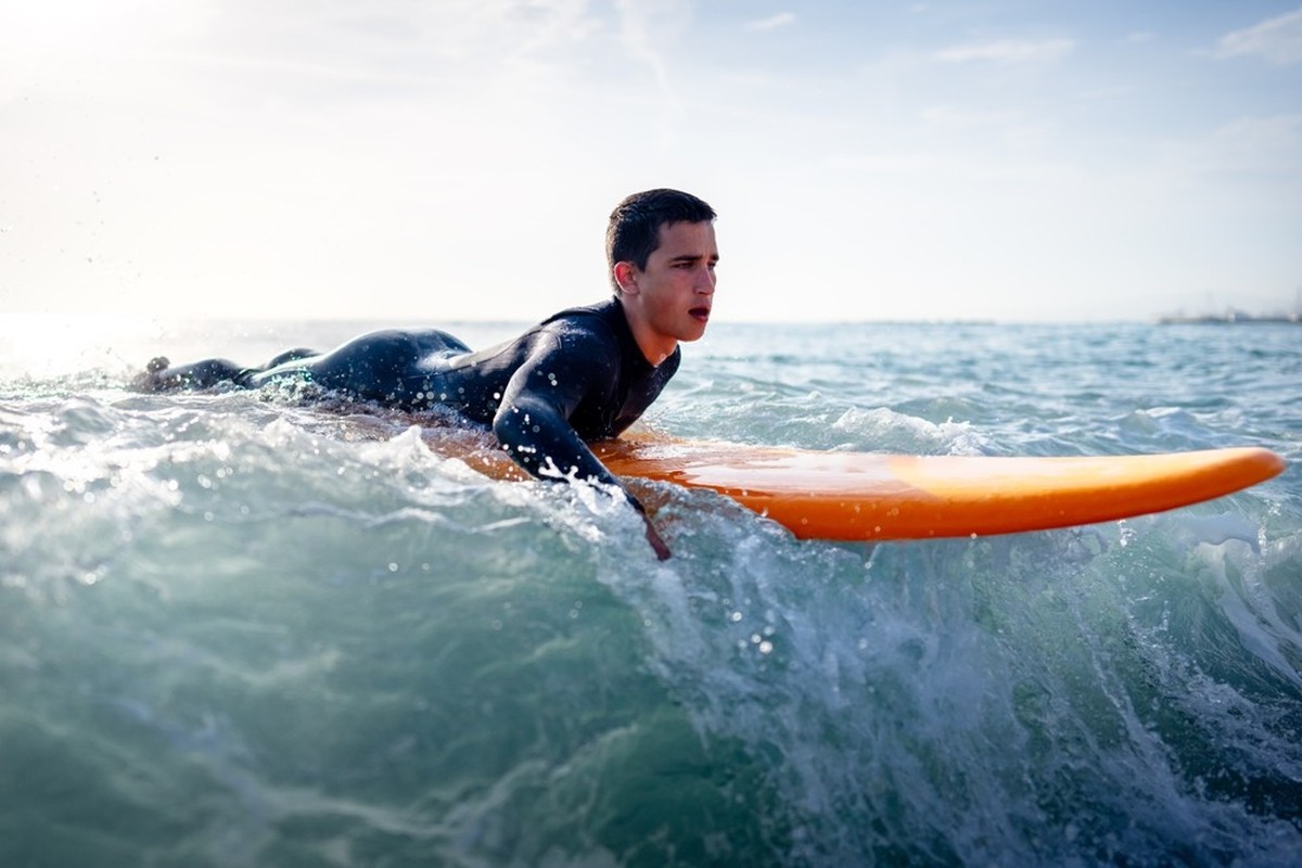 Surfer auf Surfbrett.