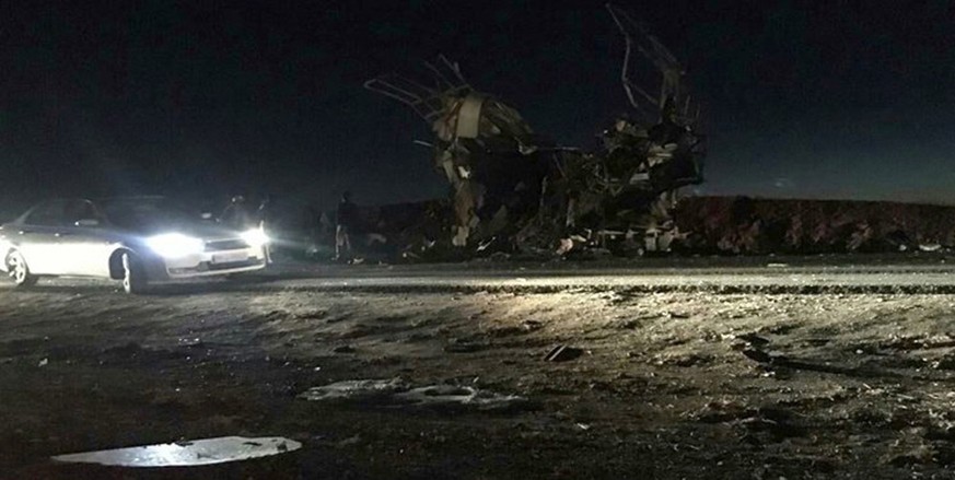 Bei einem Selbstmordanschlag auf einen Bus der Revolutionsgarden sind im unruhigen Südosten des Iran mindestens 20 Menschen getötet worden.