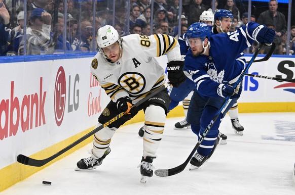 NHL, Eishockey Herren, USA Stanley Cup Playoffs-Boston Bruins at Toronto Maple Leafs May 2, 2024 Toronto, Ontario, CAN Boston Bruins forward David Pastrnak 88 skates with the puck as he is pursued by  ...