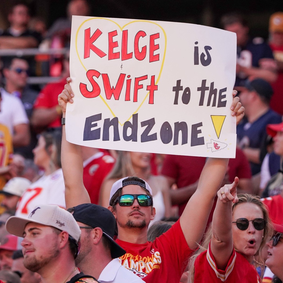 NFL, American Football Herren, USA Chicago Bears at Kansas City Chiefs Sep 24, 2023 Kansas City, Missouri, USA Kansas City Chiefs and Taylor Swift fans show their support against the Chicago Bears dur ...