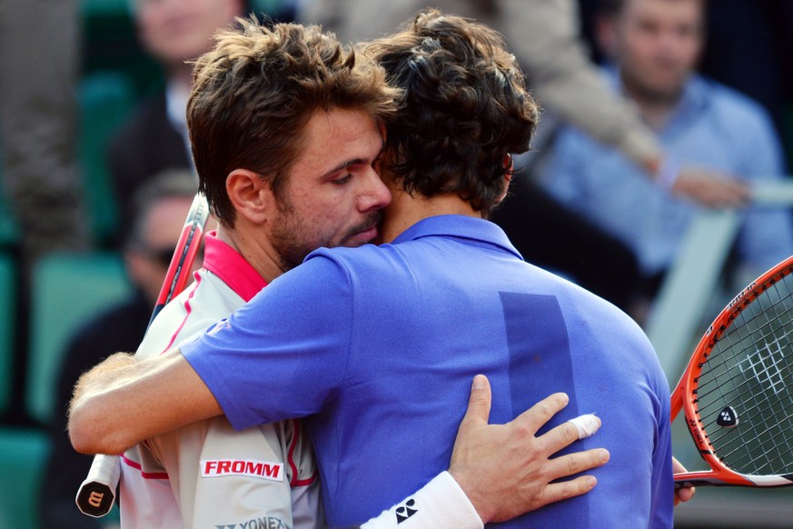 Eine herzliche Umarmung der beiden Schweizer Tennis-Helden zum Schluss.