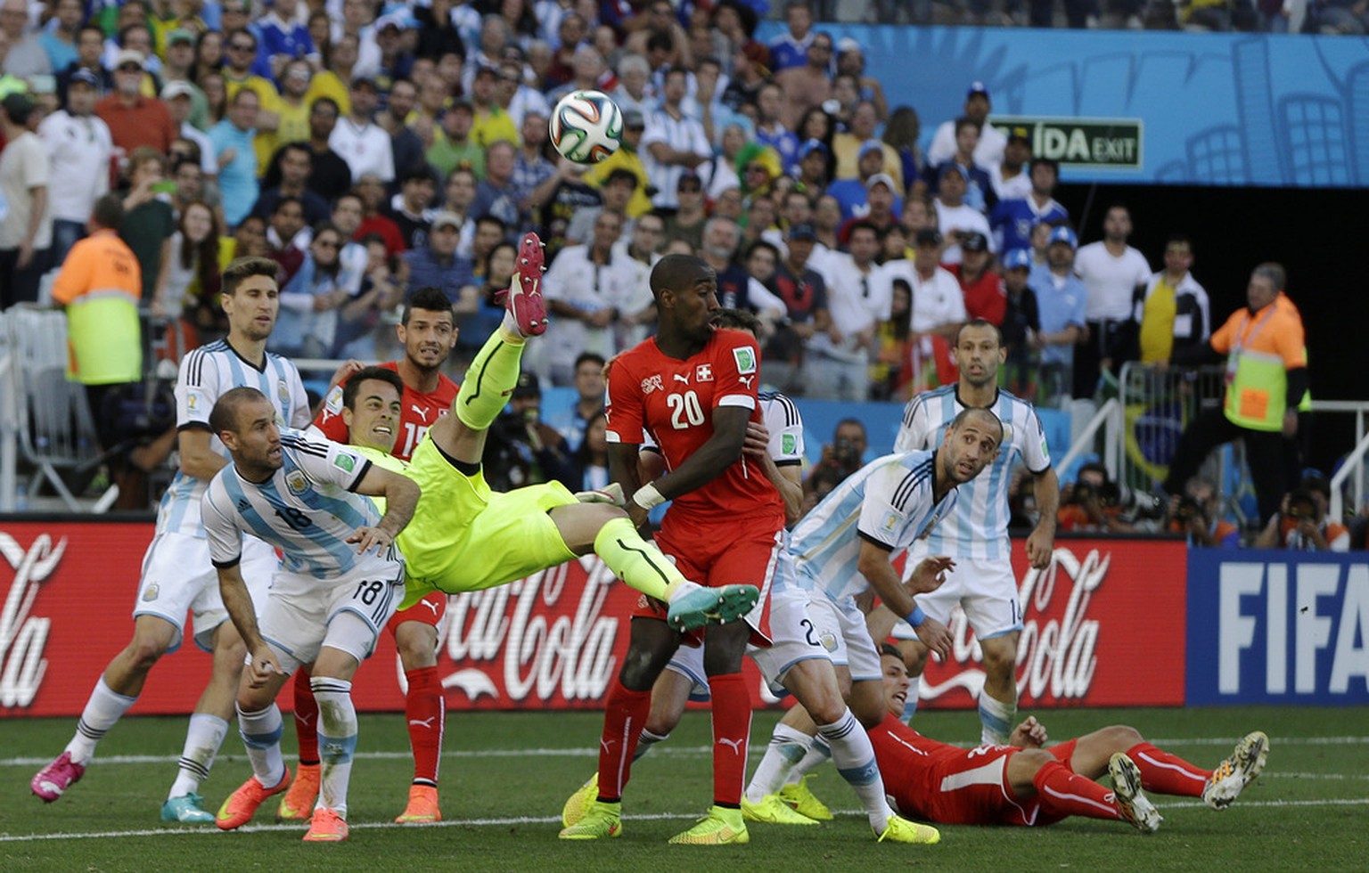 Dort ist die Nati im Achtelfinal drauf und dran, Favorit Argentinien ein Bein zu stellen. Doch trotz einem stürmenden Diego Benaglio in den Schlussminuten der Verlängerung verliert die Schweiz 0:1. Es ...