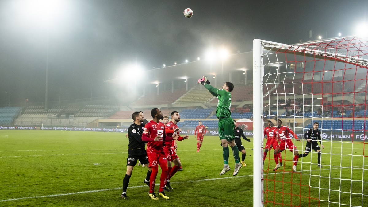 Le gardien lausannois Justin Hammel en action lors de la rencontre de football de Challenge League entre FC Stade Lausanne Ouchy, SLO et FC Thun le vendredi 19 novembre 2021 au stade de la Pontaise a  ...