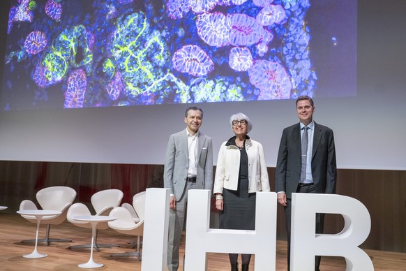 IHB Direktor Azad Bonni, links, Bundesraetin Elisabeth Baume-Scheider, mitte, und CEO von Roche Thomas Schineker, rechts, posieren anlaesslich der Eroffnung des neuen Institue of Human Biology (IHB) i ...