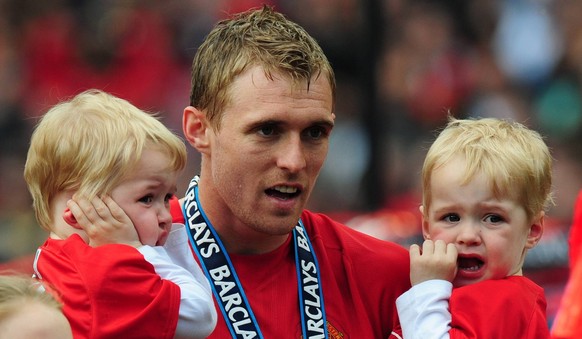 Darren Fletcher (Manchester United) bejubelt mit seinen Söhnen Jack und Tyler den Gewinn der englischen Meisterschaft 2008 2009 - EDITORIAL USE ONLY. No use with unauthorised audio, video, data, fixtu ...