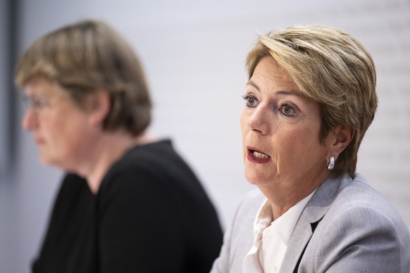 Bundesraetin Karin Keller-Sutter, rechts, spricht neben Sabine D?Amelio-Favez, Direktorin Eidgenoessische Finanzverwaltung (EFV), links, an einer Medienkonferenz ueber die finanzpolitische Standortbes ...