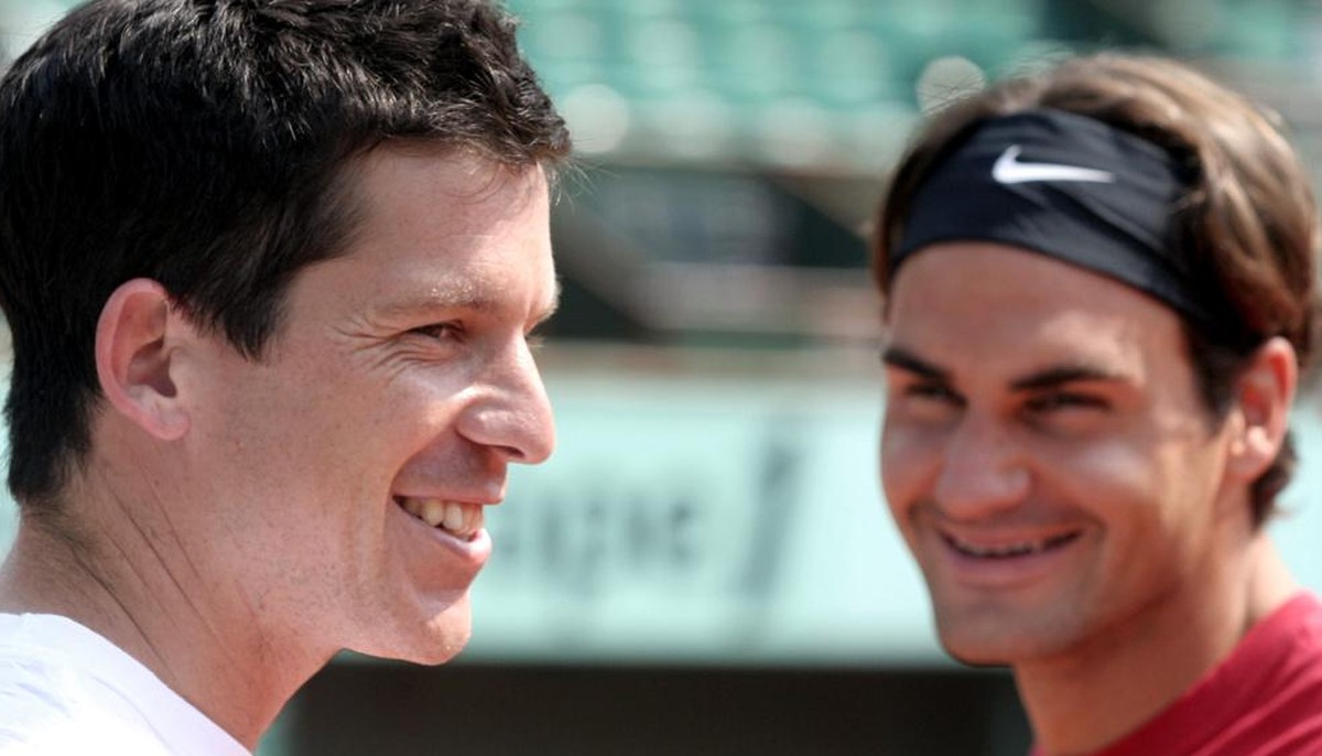 Britain's Tim Henman, left, laughs with Switzerland's Roger Federer, center, and Finland's Jarkko Nieminen during a training session for the French Open tennis, at the Roland Garros sta ...
