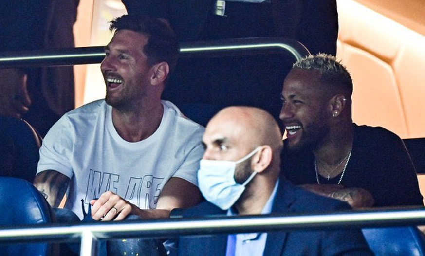 Messi schaut sich das Geschehen mit Neymar von der Tribüne aus an.