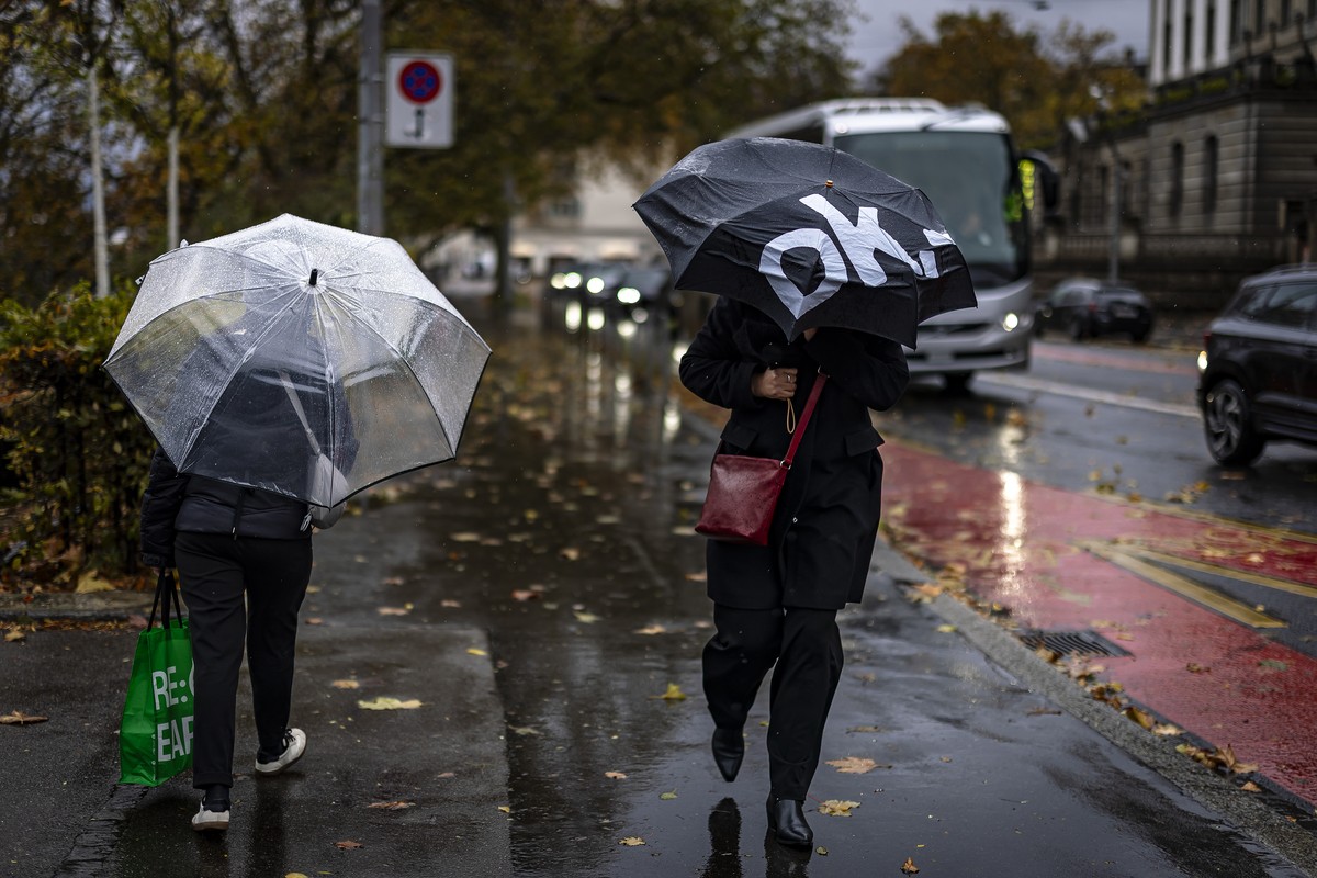 KEYPIX - Two women protect themselves from wind and rain with umbrellas on Monday, October 27, 2025, in Zurich, Switzerland. (KEYSTONE/Michael Buholzer)