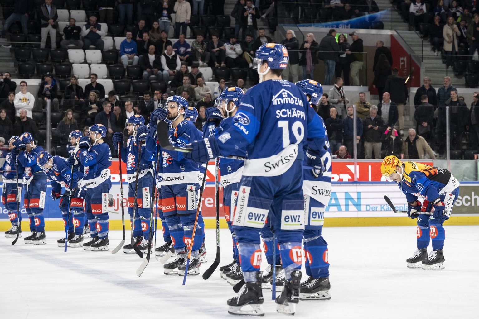 Enttaeuschte Zuercher nach dem vierten Eishockey Playoff Halbfinalspiel der National League zwischen den ZSC Lions und dem EHC Biel am Mittwoch, 5. April 2023 in der Swiss Life Arena in Zuerich. (KEYS ...