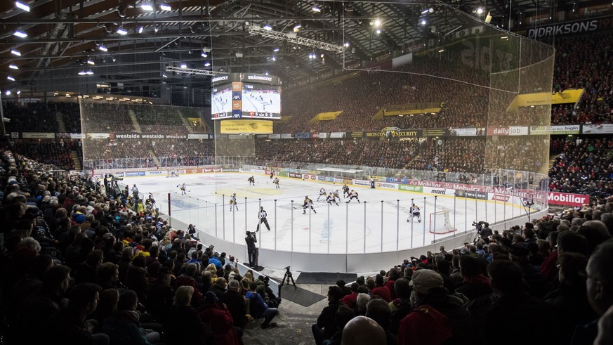 ARCHIVBILD ZUR ERLAUBNIS VON VERANSTALTUNGEN MIT MEHR ALS 1000 PERSONEN AB OKTOBER DURCH DEN BUNDESRAT, AM MITTWOCH, 12. AUGUST 2020 - Zuschauer verfolgen das erste Eishockey Playoff-Finalspiel der Na ...