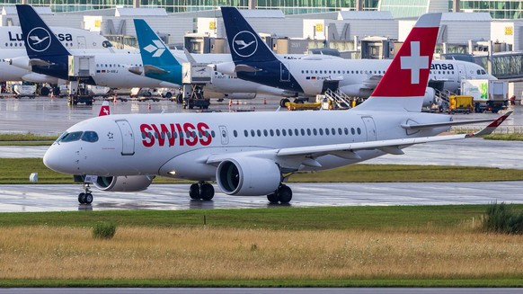 Abendlicher Flugbetrieb auf Start- und Landebahn des Münchner Flughafens, Oberding, 15.07.2025 Ein Passagierflugzeug der Fluggesellschaft Swiss International Air Lines vom Typ Airbus A220-100 rollt üb ...