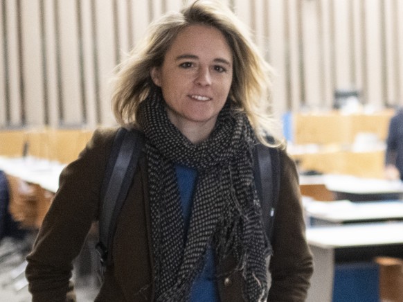Isabel Garcia der FDP, rechts, und Sandra Bienek der GLP bei der 217. Sitzung des Zuercher Kantonsrats im provisorischen Rathaus Hard in der Bullingerkirche, am Montag, 27. Februrar 2023 in Zuerich. ( ...