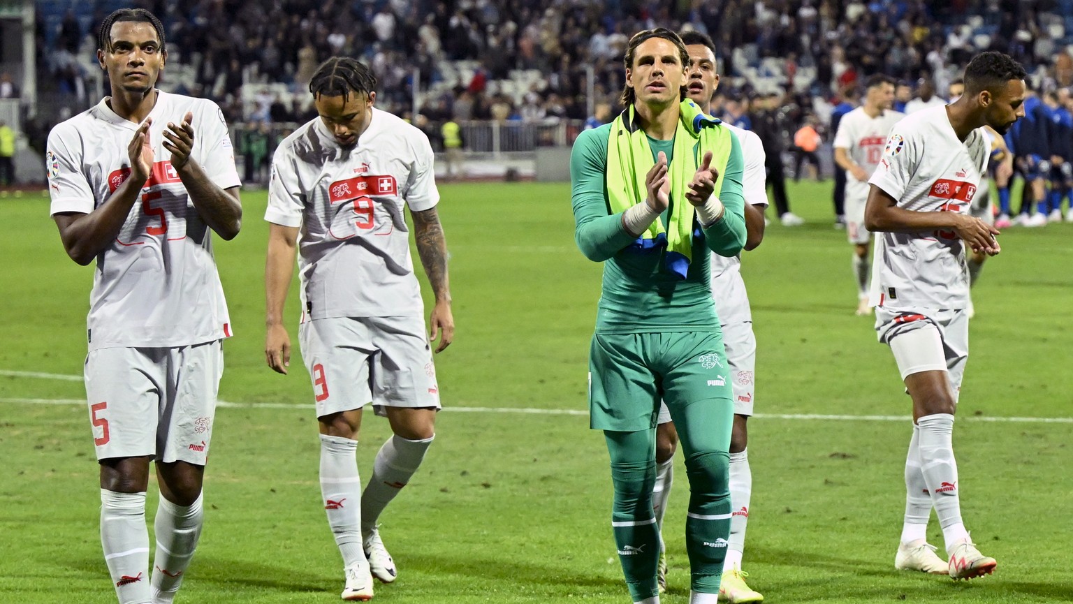 epa10851597 (L-R) Switzerland&#039;s defender Manuel Akanji, forward Noah Okafor, goalkeeper Yann Sommer, and midfielder Djibril Sow look disapointed after the UEFA Euro 2024 qualifying group I soccer ...