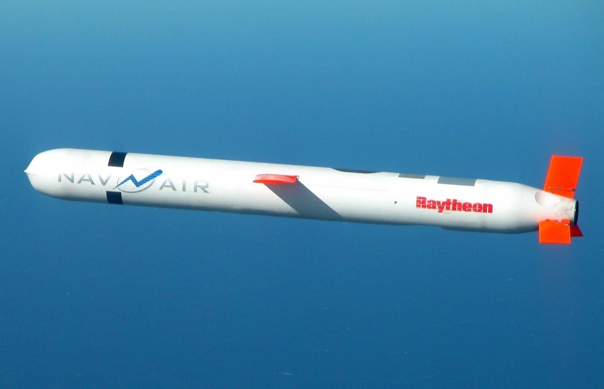 Avec une portée pouvant atteindre 2500 kilomètres et une ogive de 450 kilogrammes, le Tomahawk est un missile de croisière américain qui a fait ses preuves.