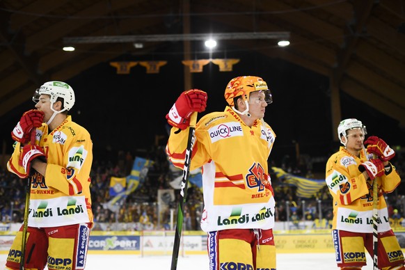 Enttaeuschte Bieler um Toni Rajala, Mitte, beim Eishockey-Qualifikationsspiel der National League zwischen dem HC Davos und dem EHC Biel, am Sonntag, 5. Januar 2020, im Eisstadion in Davos. (KEYSTONE/ ...