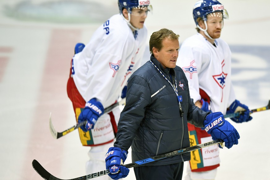 Kevin Schlaepfer, neuer Trainer des EHC Kloten beim ersten Training in Kloten am Mittwoch, 25. Oktober 2017. (KEYSTONE/Walter Bieri)