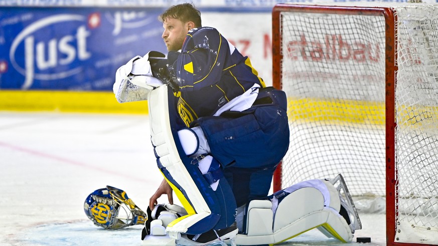 Der Davoser Torhueter Robert Mayer macht dicke Backen und kniet nach seinem siebten erhaltenen Treffer zum 2:7 am Boden, im Eishockey-Qualifikationsspiel der National League zwischen dem HC Davos und  ...