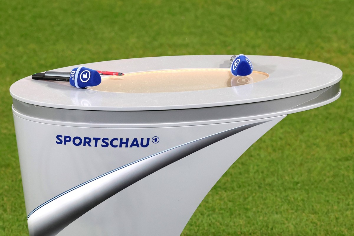 Sportschau, Mikro, Tisch, Schriftzug, Logo, Wappen, Symbol, Symbolbild, Symbolfoto, Fussball / DFB-Pokal / FC Bayern M�nchen - Bayer 04 Leverkusen / 03.12.2024 / Allianz Arena / FOTO: Mladen Lackovic  ...