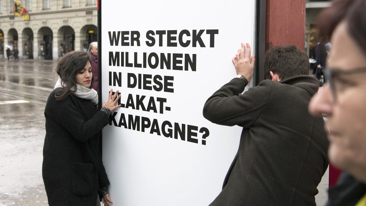 Ein Buendnis lanciert die Initiative "Fuer mehr Transparenz in der Politikfinanzierung" am Dienstag, 26. April 2016, in Bern. Die Transparenz-Initiative verlangt, dass Parteien die Finanzier ...