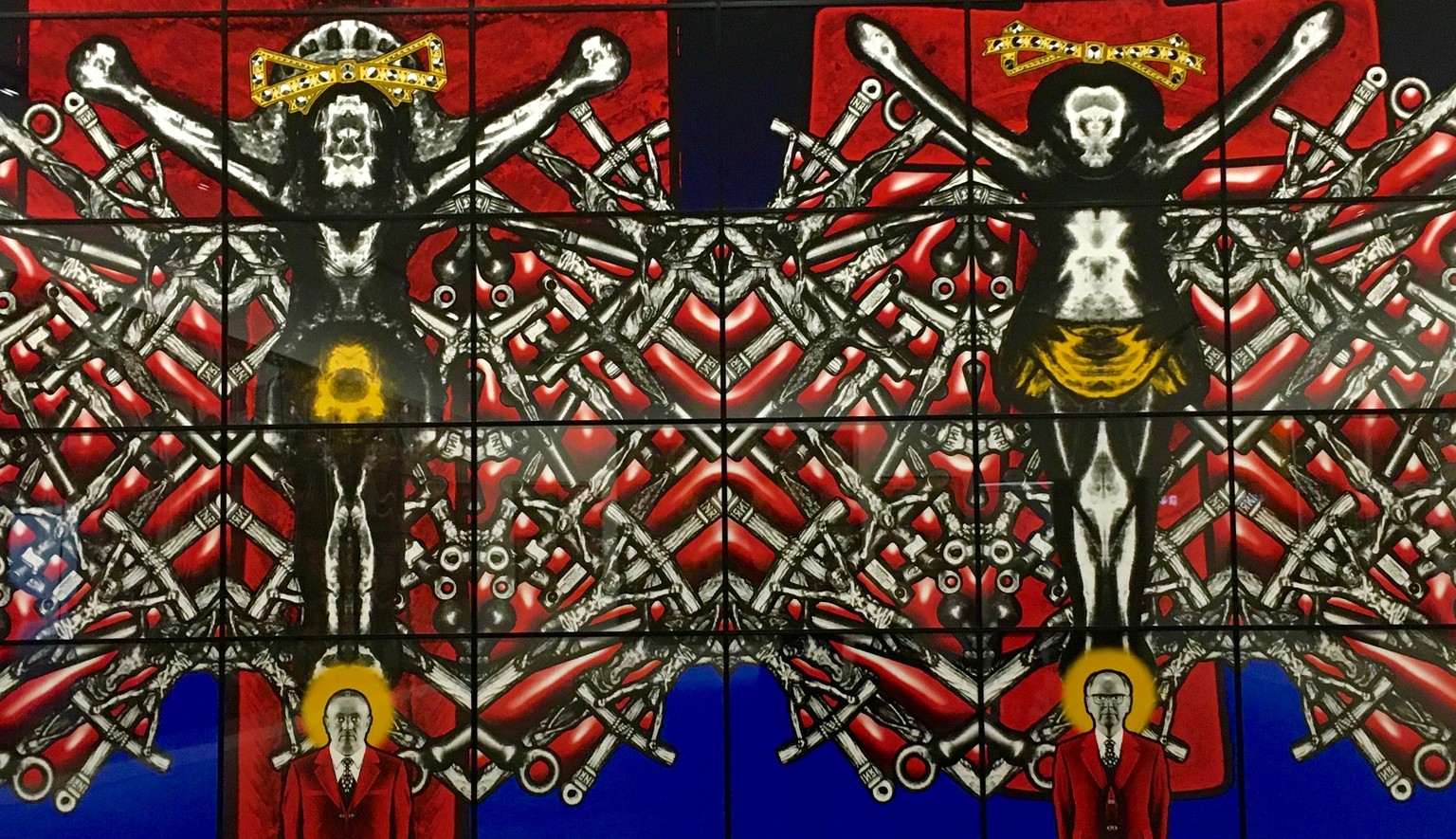 Detail aus «Was Jesus Heterosexual?» von 2005. Gilbert &amp; George setzen ihre Riesenbilder aus einzelnen quadratischen Kacheln zusammen. Das ergibt ersten den Effekt von Kirchenfenstern (was im Kont ...