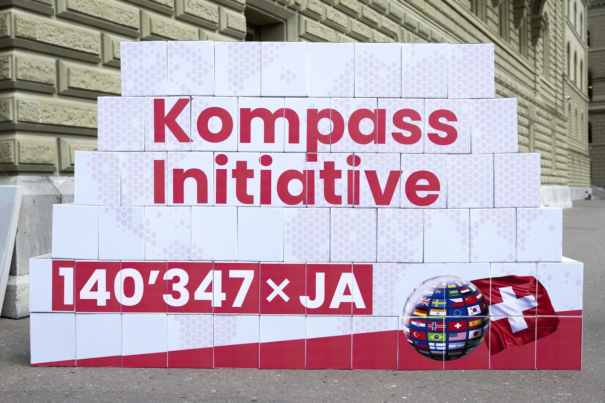 Die Schachteln mit den gesammelten Unterschriften liegen bereit, bei der Einreichung der Kompass-Initiative, am Freitag, 29. August 2025, vor der Bundeskanzlei in Bern. (KEYSTONE/Peter Klaunzer)