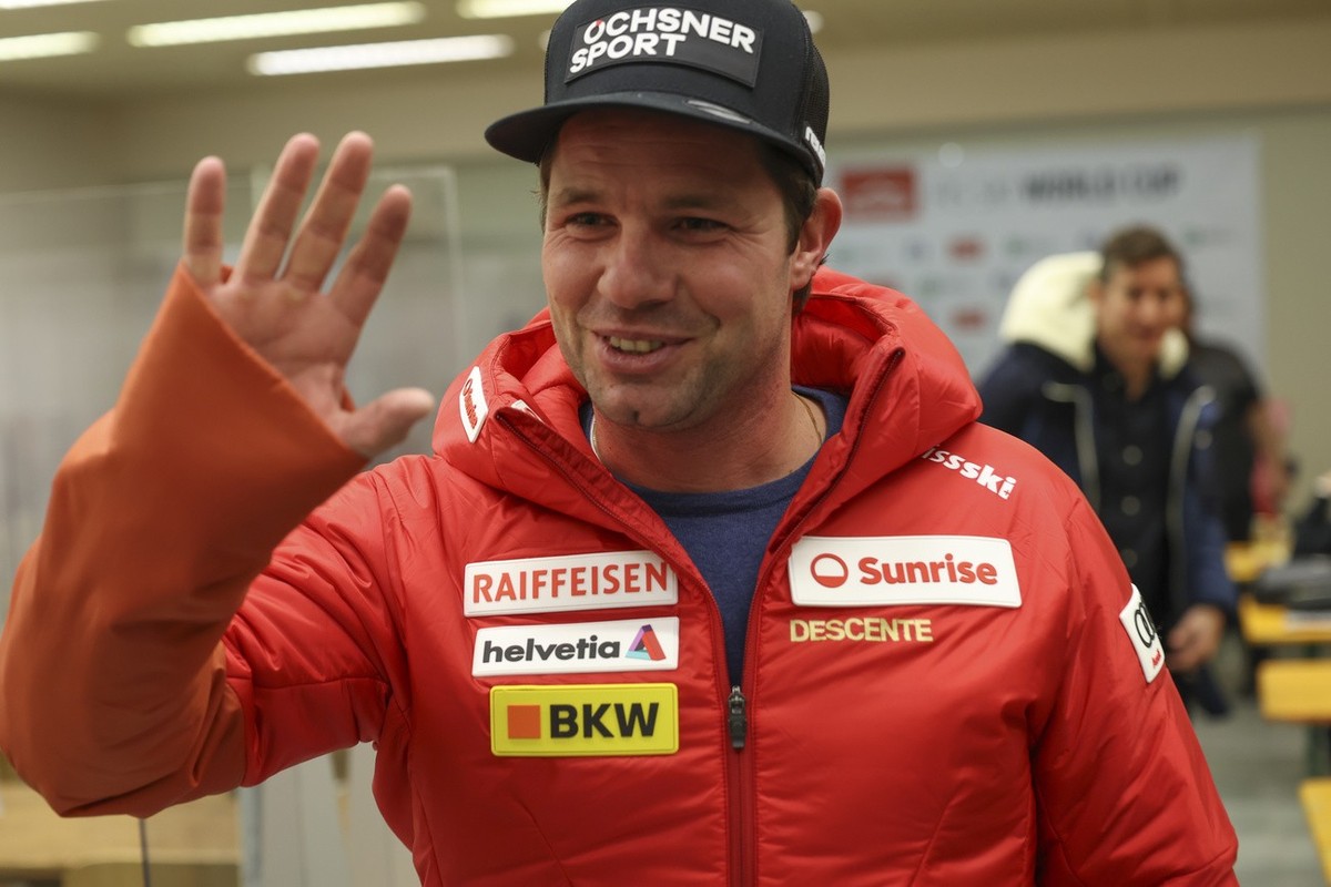 Switzerland's Beat Feuz waves after meeting the media in Bormio, Italy, Monday, Dec. 26, 2022. (AP Photo/Alessandro Trovati)