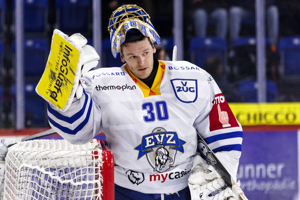 EV Zug Torhueter Leonardo Genoni waehrend dem Eishockey-Meisterschaftsspiel der National League zwischen den Teams EHC Kloten und EV Zug am Donnerstag, 27. Februar 2025, in Kloten. (KEYSTONE/Patrick B ...