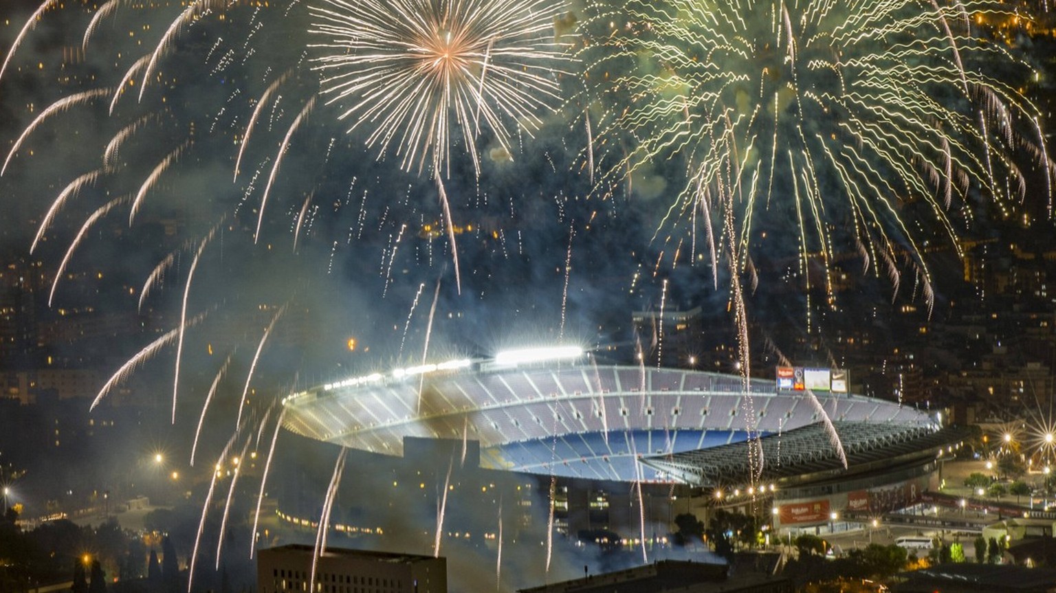 IMAGO / ZUMA Wire

September 27, 2020, Barcelona, Catalonia, Spain: Fireworks for La Merce Festival explode over different quarters of Barcelona city as Camp Nou stadium appears illuminated and empty  ...