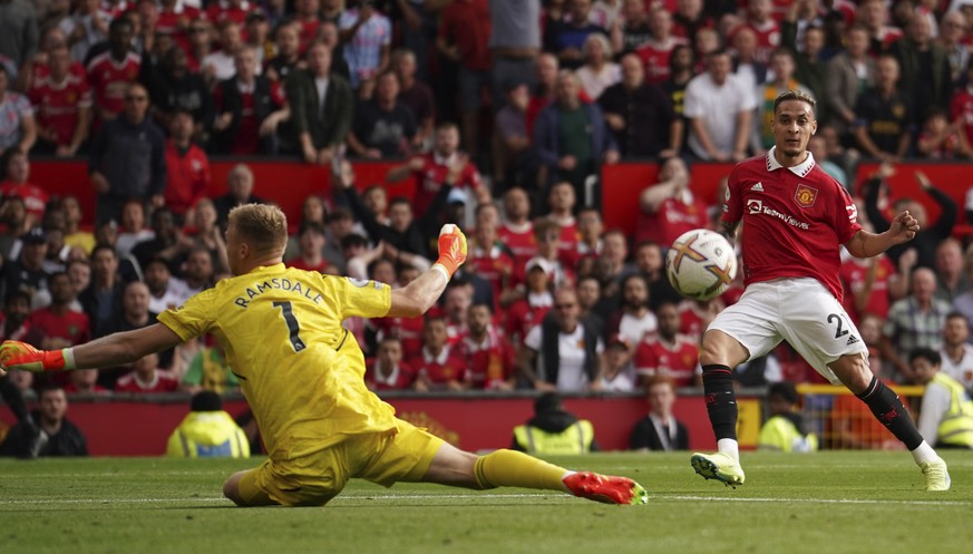 Manchester United&#039;s Antony, right, scores his side&#039;s opening goal past Arsenal&#039;s goalkeeper Aaron Ramsdale during the English Premier League soccer match between Manchester United and A ...