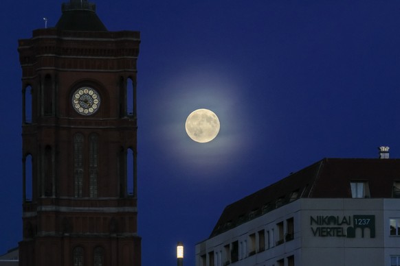 epa12505435 A full moon rises over Berlin, Germany, 05 November 2025. The Beaver Moon, is the second supermoon of 2025. EPA/HANNIBAL HANSCHKE