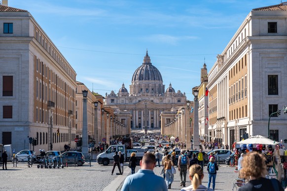 Rom, Italien - 13 März 2023: The street to St. Peter s Basilica in Rome in Italy full of tourists *** Die Straße zum Petersdom in Rom in Italien voller Touristen