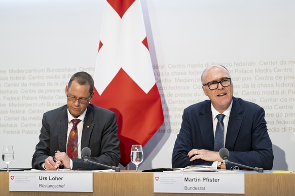Bundesrat Martin Pfister, rechts, spricht neben Urs Loher, Ruestungschef, links, an einer Medienkonferenz ueber den aktuellen Stand der Verhandlungen und das weitere Vorgehen Air2030, am Mittwoch, 13. ...